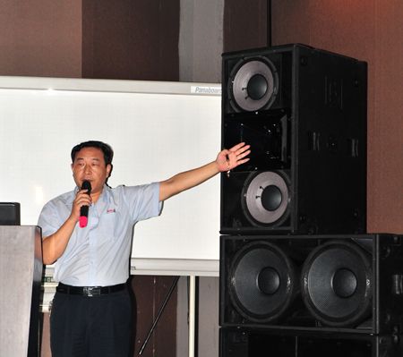 總工徐新國(guó)向嘉賓們推薦X系列演出系統(tǒng)