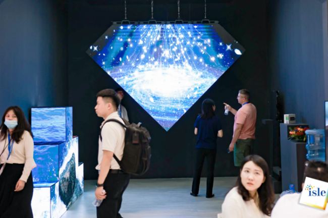 TCLÔyȫ½QLED(j)ԪXR̓MTSϵСgࡢTSϵCOBԼNXTHUBϵV60proǻƽ及(qing)(sh)ISLEչ