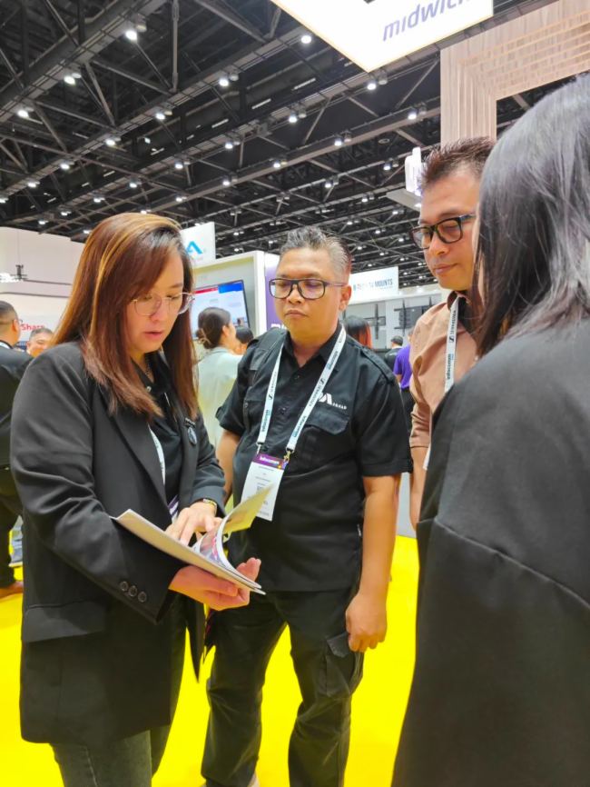 ҕ˴ΔyGXIIWKȶСgLEDذƷxR̓MĔz(chung)½QInfoComm Asia