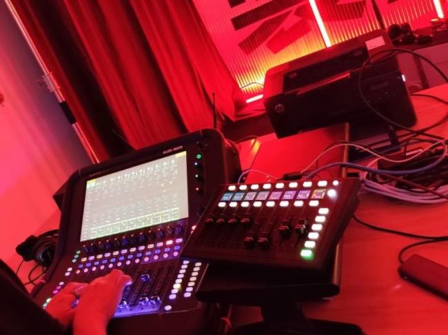 ~sǸAri Abdul㳪ĕAllen & Heath Avantis Solo@Gֱg